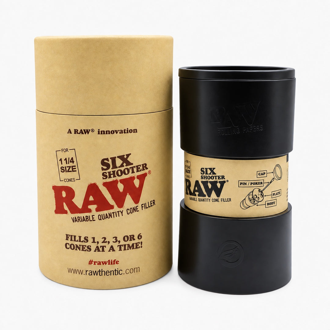 Tubo de cartón kraft del RAW Six Shooter 1 1/4 junto al aparato, con el rótulo FILLS 1, 2, 3, OR 6 CONES AT A TIME
