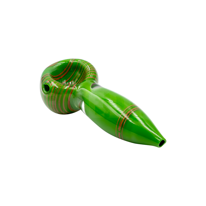 Pipa de vidrio verde con línea naranja y carburador lateral, vista diagonal