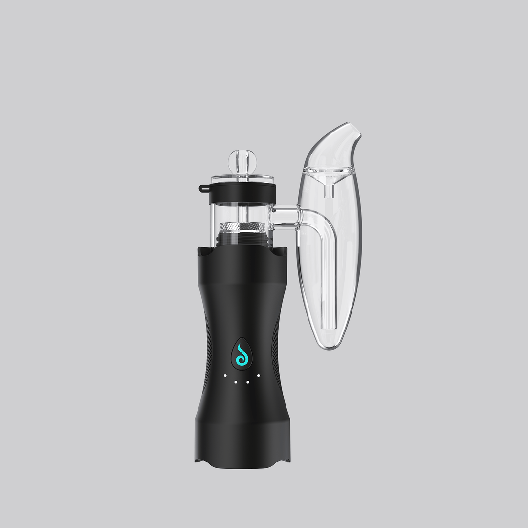 Dr. Dabber XS, nano e-Rig para concentrados, de frente: cuerpo negro con el accesorio de vidrio y el carb cap montados