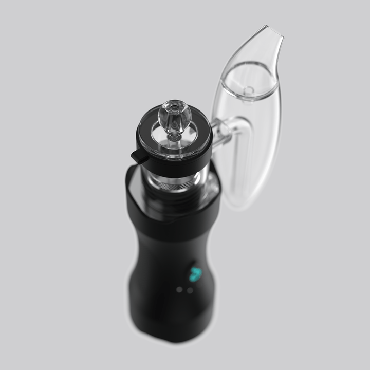 Dr. Dabber XS en ángulo, con el carb cap arriba y el e-Chamber bajo el accesorio de vidrio