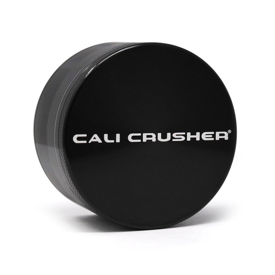 Cali Crusher O.G. 2.5 pulgadas negro vista lateral moledor 4 piezas aluminio aeroespacial