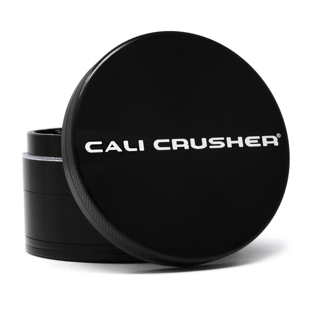 Cali Crusher O.G. abierto mostrando dientes de corte diamante y camara de molienda