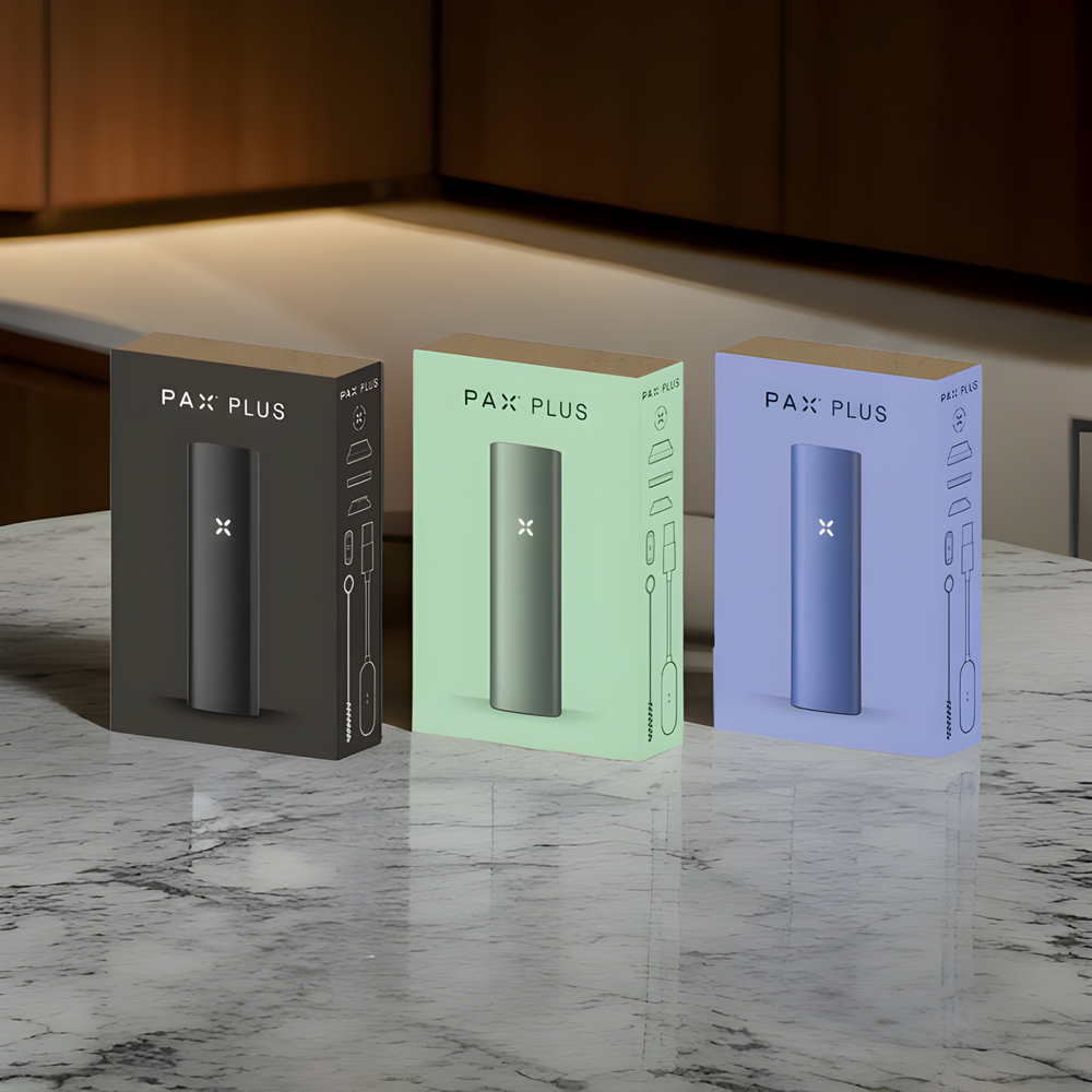 Vaporizador PAX Plus sobre mesa de mármol en ambiente relajado