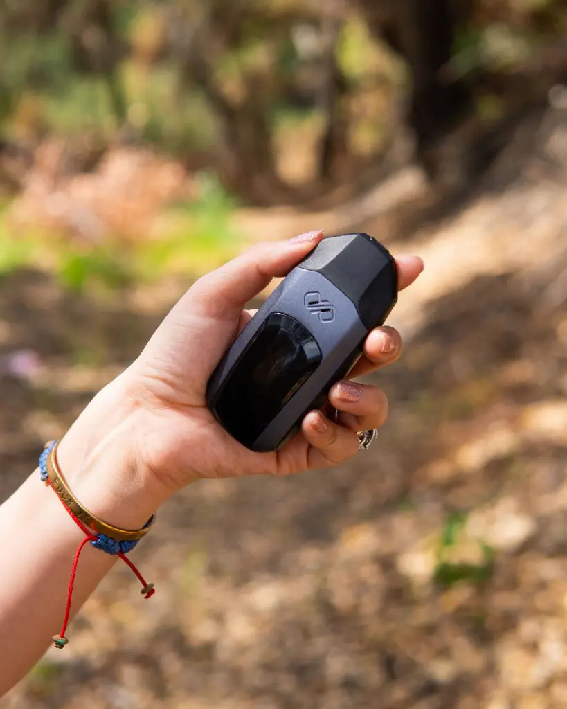 Vaporizador Boundless Vexil negro portátil ergonómico en naturaleza