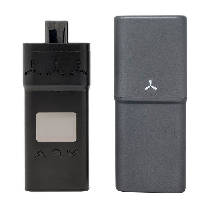 AirVape X en acabado negro junto al X Shell, el estuche rígido que viene en la caja