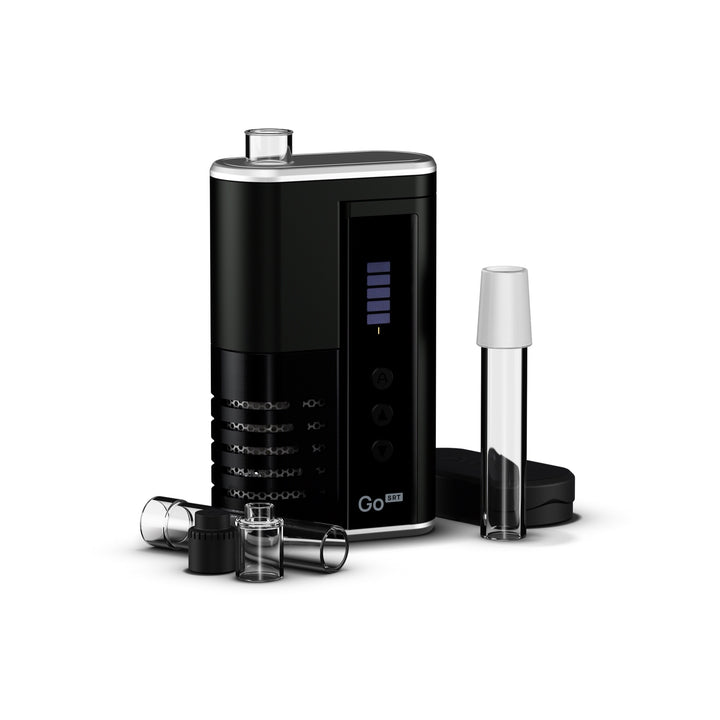 Vaporizador negro Go SRT con tubo de aroma y varias piezas de vidrio dispuestas sobre fondo blanco