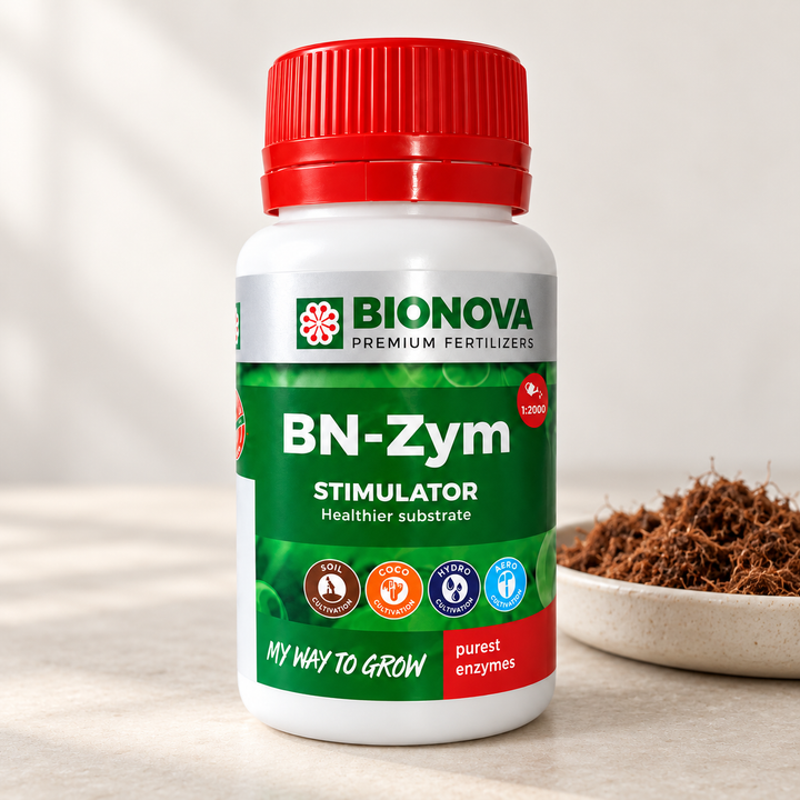 Frasco Bionova BN-Zym de 100 ml junto a una bandeja con fibra de coco
