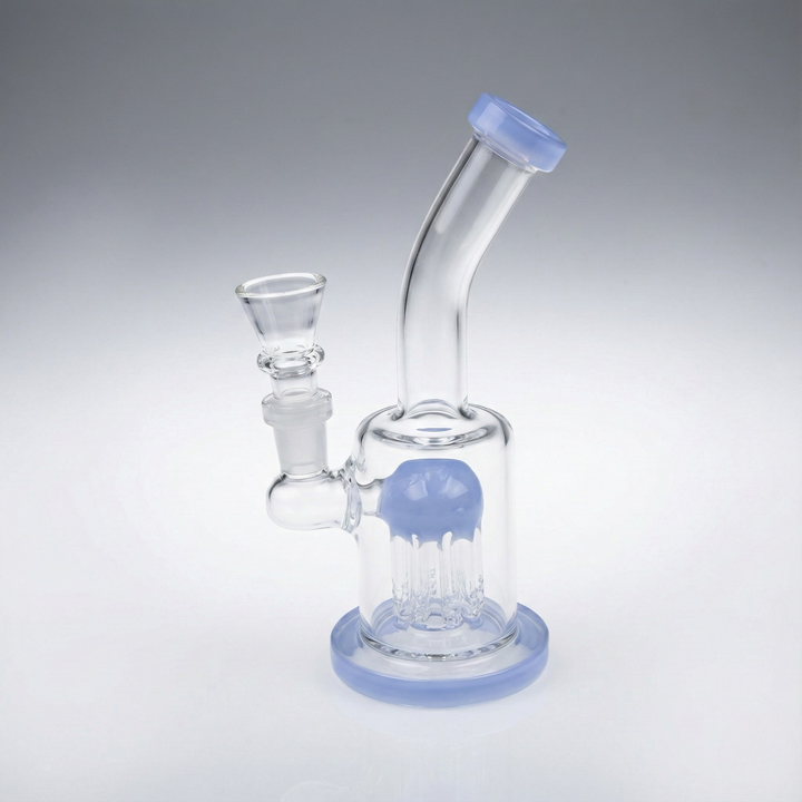 Bong compacto de 18cm con acabados en azul cielo claro. Cuenta con percolador de árbol para humo más suave y entrada hembra de 14mm.