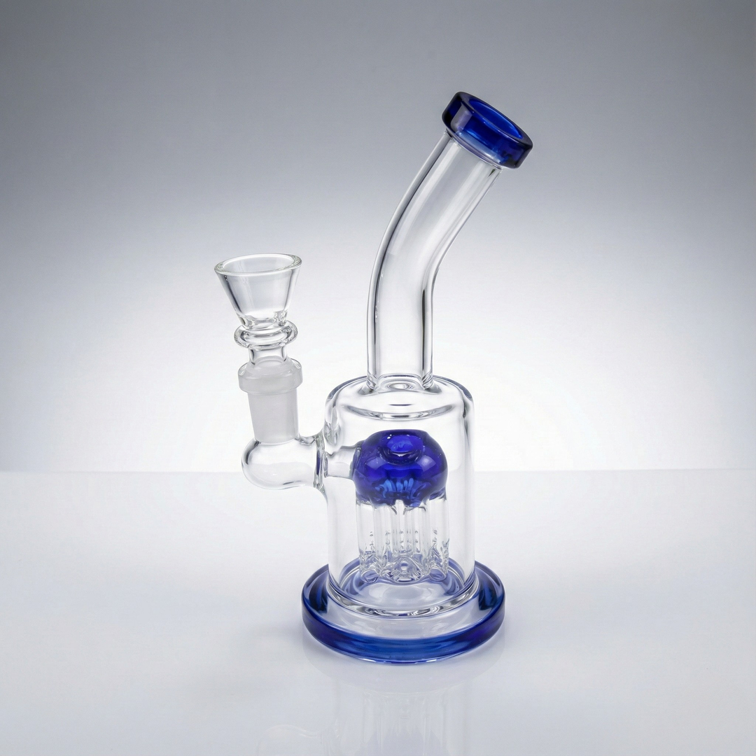 Bong de vidrio borosilicato de 18cm con detalles en azul royal oscuro. Sistema de filtración percolador de árbol y base estable, entrada 14mm.