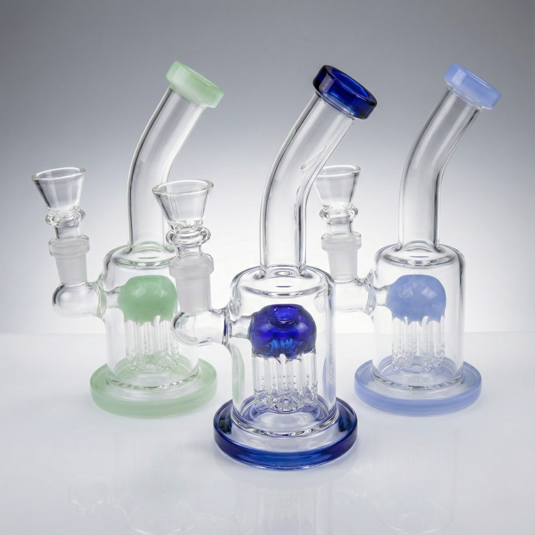 Colección de bongs de vidrio Bloommart de 18cm con percolador de árbol. Imagen de portada mostrando los tres colores disponibles: azul profundo, verde claro y azul cielo con joint de 14mm.