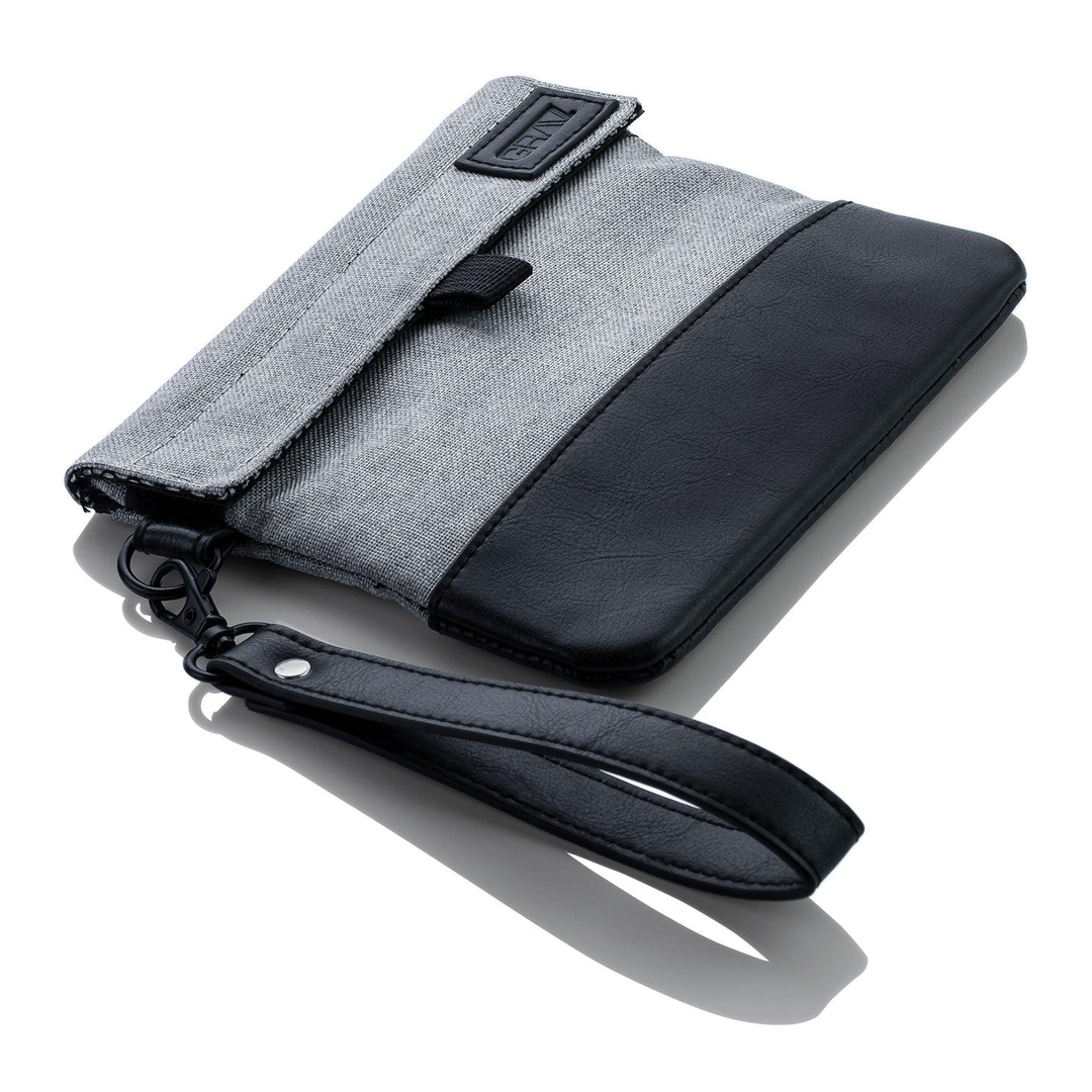 GRAV Smell-Proof Pouch Black en lona gris con cuero vegano negro y herrajes negros