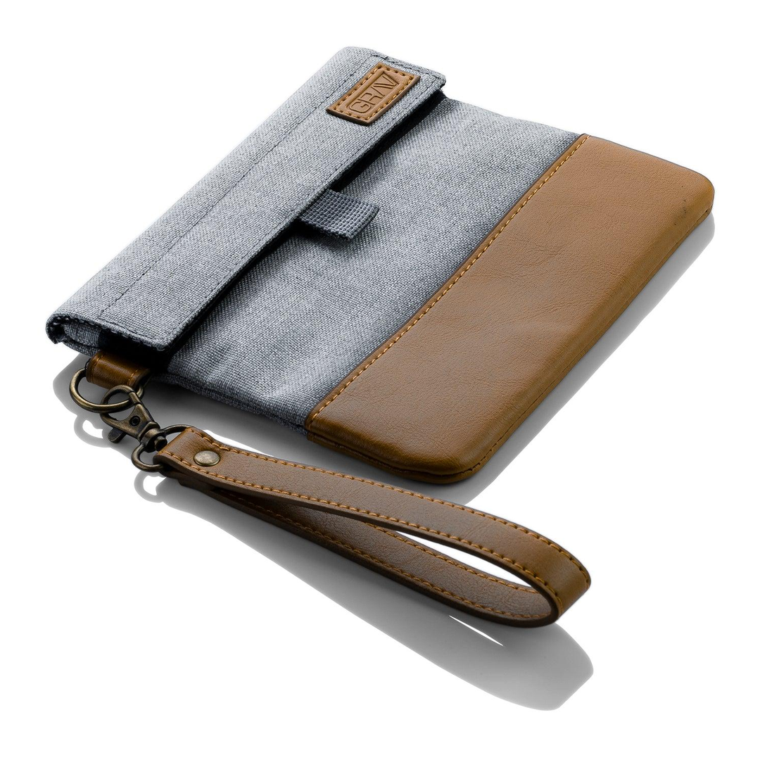 Bolso antiolor GRAV Smell-Proof Pouch Brown en lona gris con cuero vegano café