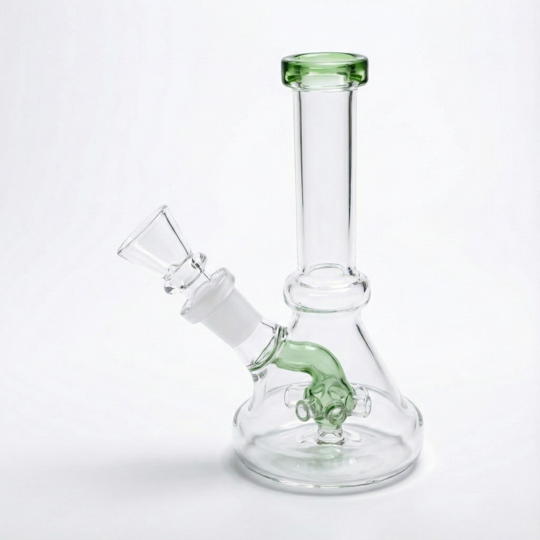 Bong de vidrio compacto de 15 cm color verde con percolador interno, mini bong ideal para fumar cannabis con caladas suaves y filtradas.
