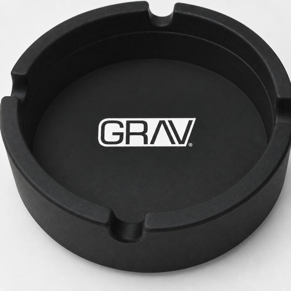 Logo GRAV en blanco centrado en el fondo del cenicero de silicona y ranuras del borde