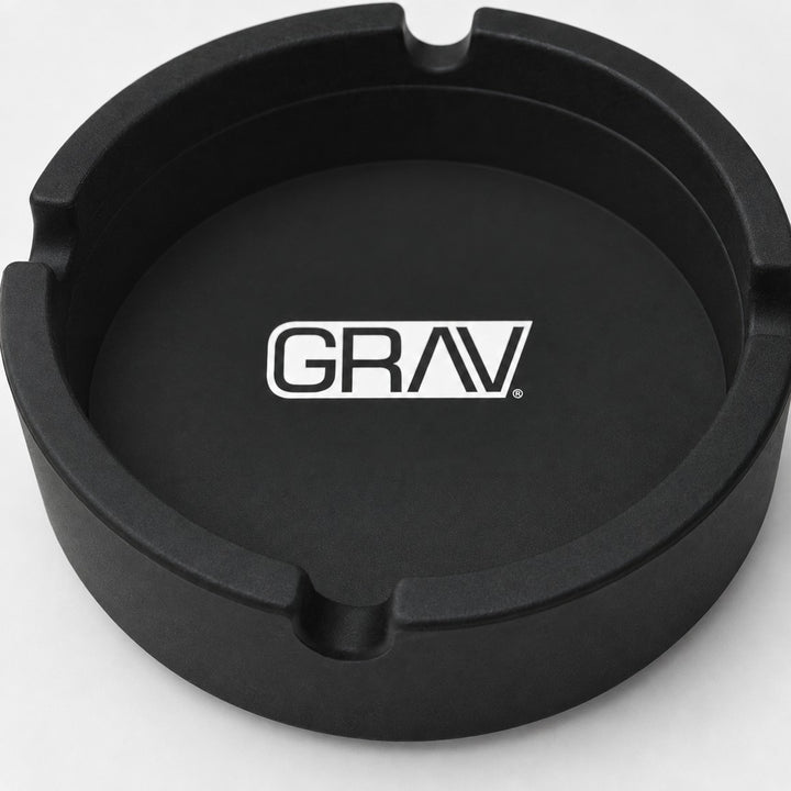 Logo GRAV en blanco centrado en el fondo del cenicero de silicona y ranuras del borde