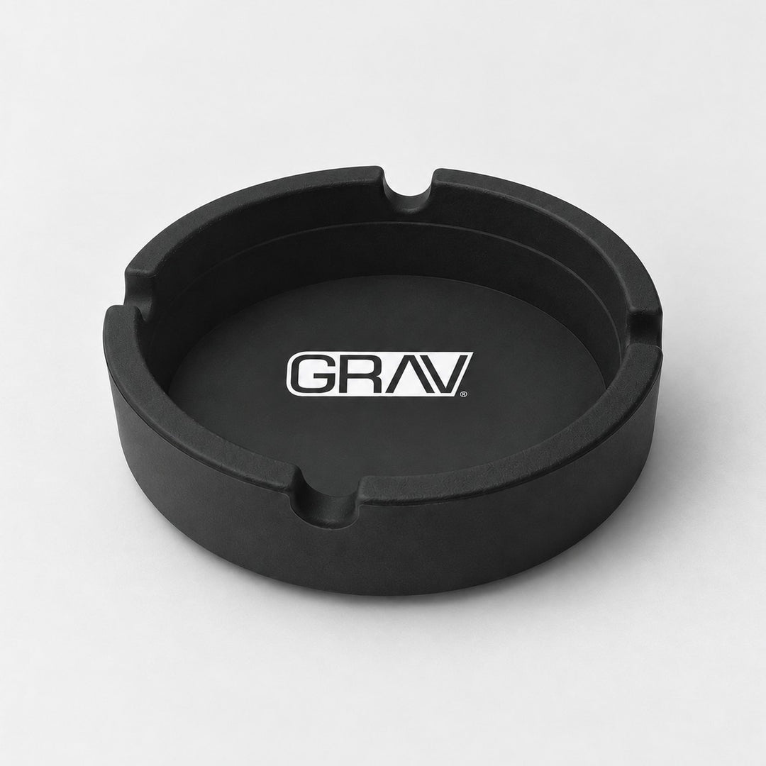 Cenicero de silicona GRAV Silicone Ashtray en negro mate, visto en perspectiva