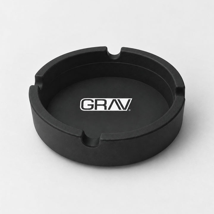 Cenicero de silicona GRAV Silicone Ashtray en negro mate, visto en perspectiva