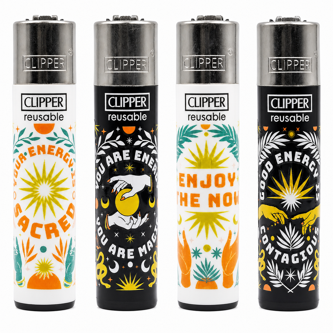 Colección Clipper Mystical Destiny con los cuatro encendedores grandes, dos de cuerpo blanco y dos negro