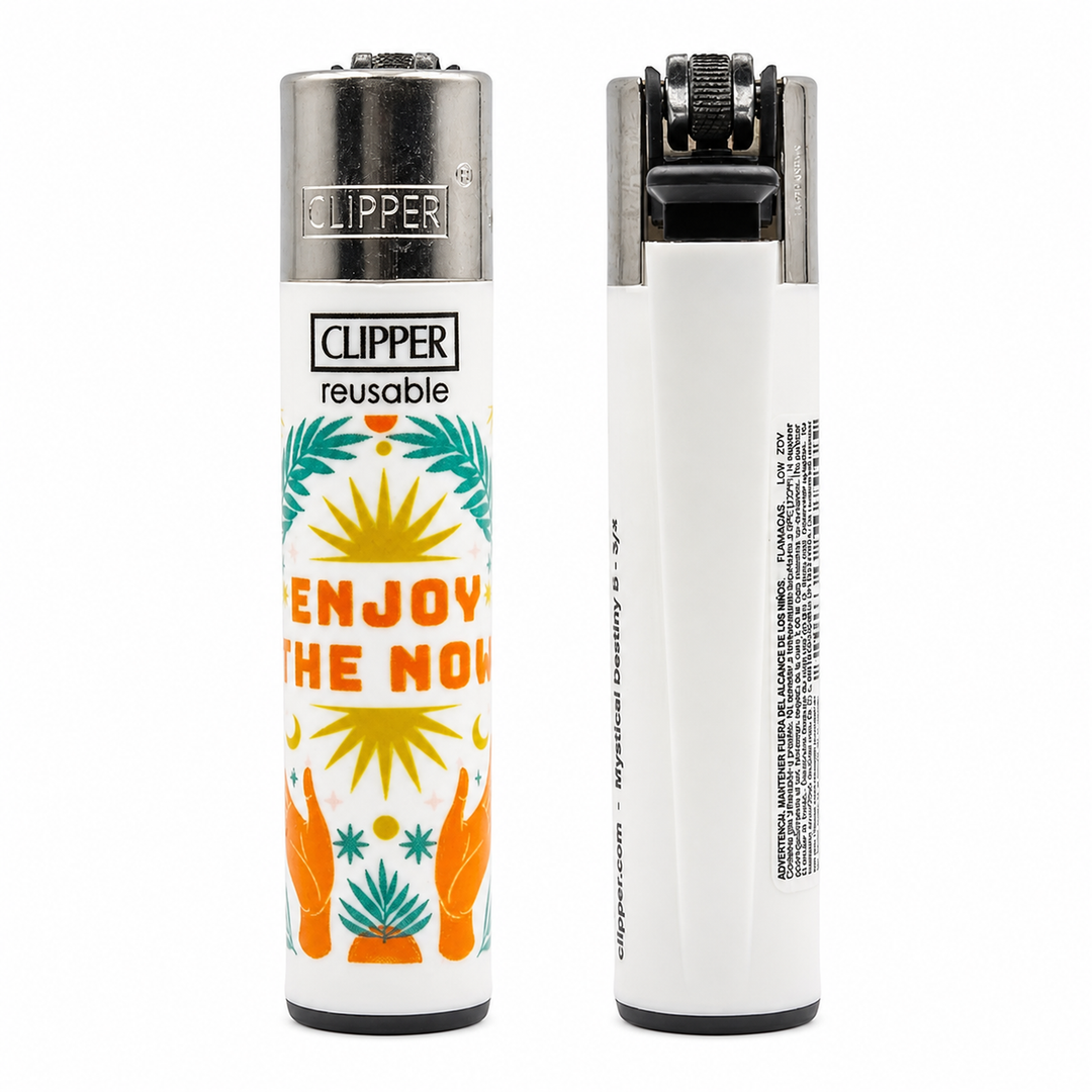 Encendedor Clipper blanco con manos alzadas sobre una hoja entre soles y lunas y la frase Enjoy The Now