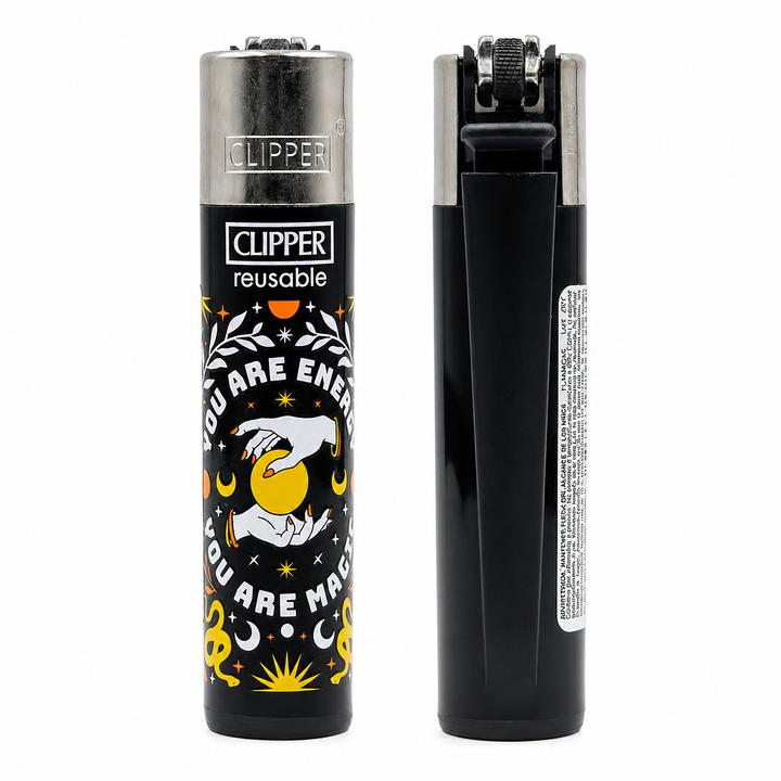 Encendedor Clipper negro con manos sosteniendo una esfera de cristal dorada y la frase You Are Energy You Are Magic