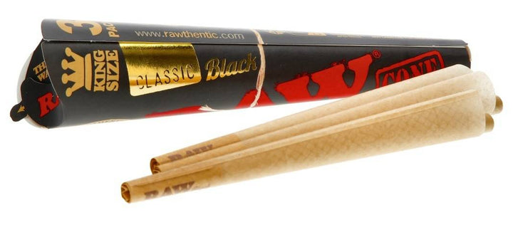 Paquete RAW Black King Size de tres conos, con el sello KING SIZE visible y los conos junto al empaque.