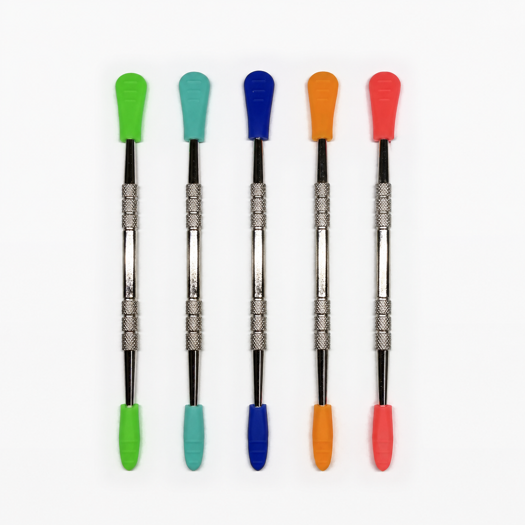 Cinco herramientas dabber en fila, cada una con fundas de silicona de color en sus dos extremos