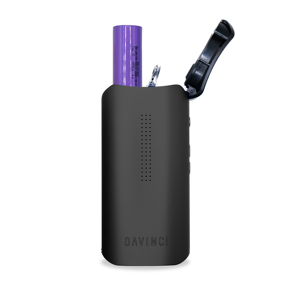 Tapa superior del DaVinci IQ Core abierta con la batería 18650 removible saliendo del compartimento