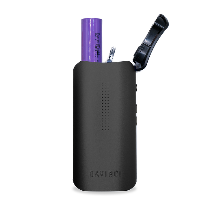 Tapa superior del DaVinci IQ Core abierta con la batería 18650 removible saliendo del compartimento
