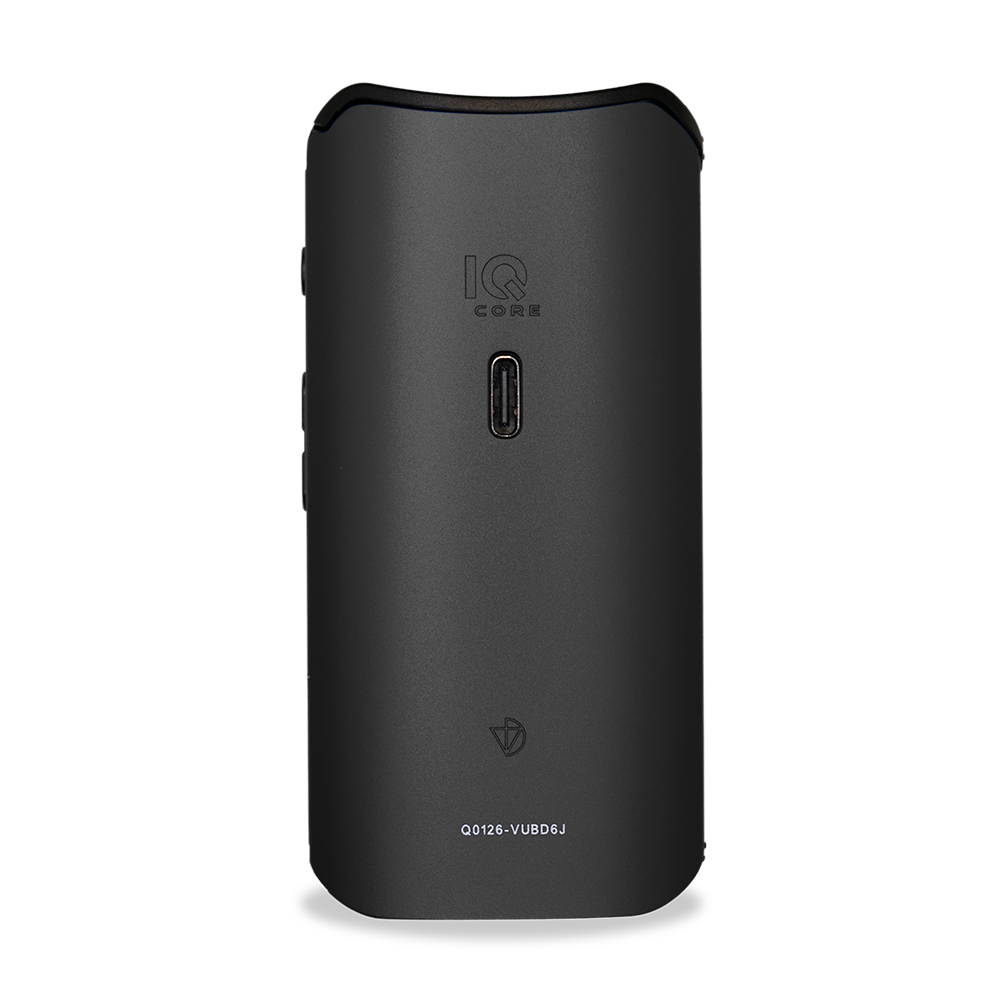 Dorso del DaVinci IQ Core con el puerto de carga USB-C, el wordmark IQ CORE grabado y el logo de DaVinci