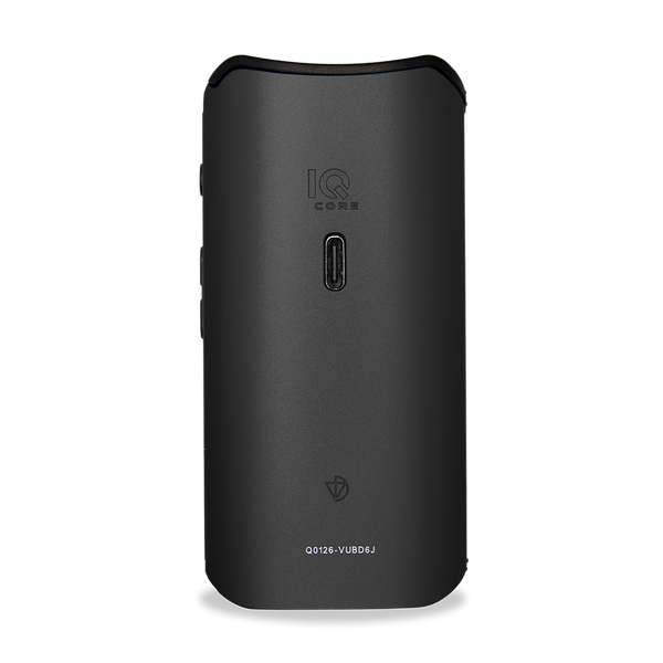 Dorso del DaVinci IQ Core con el puerto de carga USB-C, el wordmark IQ CORE grabado y el logo de DaVinci