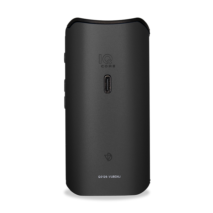 Dorso del DaVinci IQ Core con el puerto de carga USB-C, el wordmark IQ CORE grabado y el logo de DaVinci