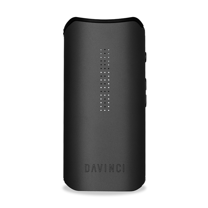 DaVinci IQ Core en acabado Nightstone negro, de frente, con la pantalla de matriz de puntos LED apagada y el wordmark DAVINCI en la base