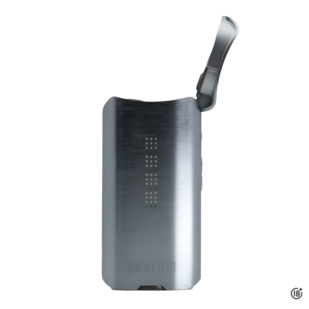 Detalle del vaporizador DaVinci IQ3 mostrando su boquilla ergonómica y acabado metálico.
