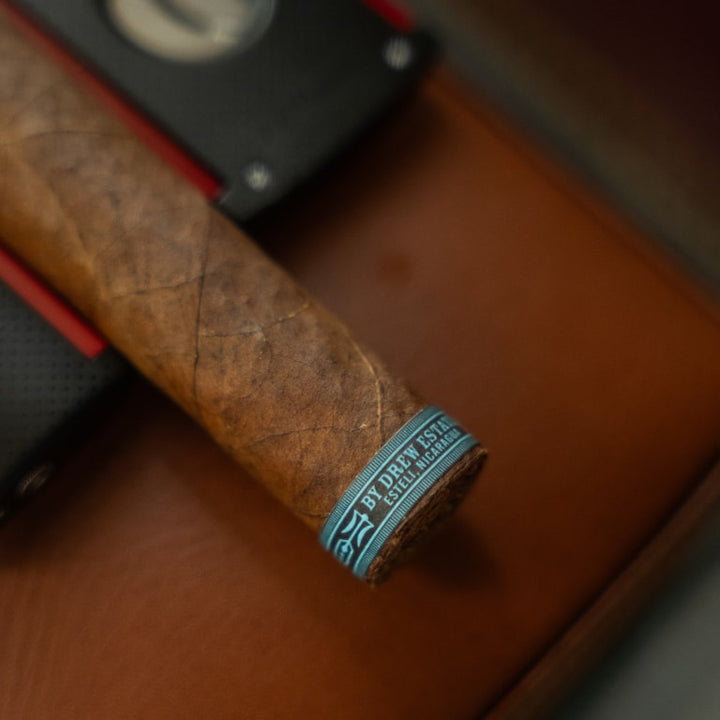 Anillo de tabaco Nica Rustica Adobe Gordo Drew Estate en primer plano.