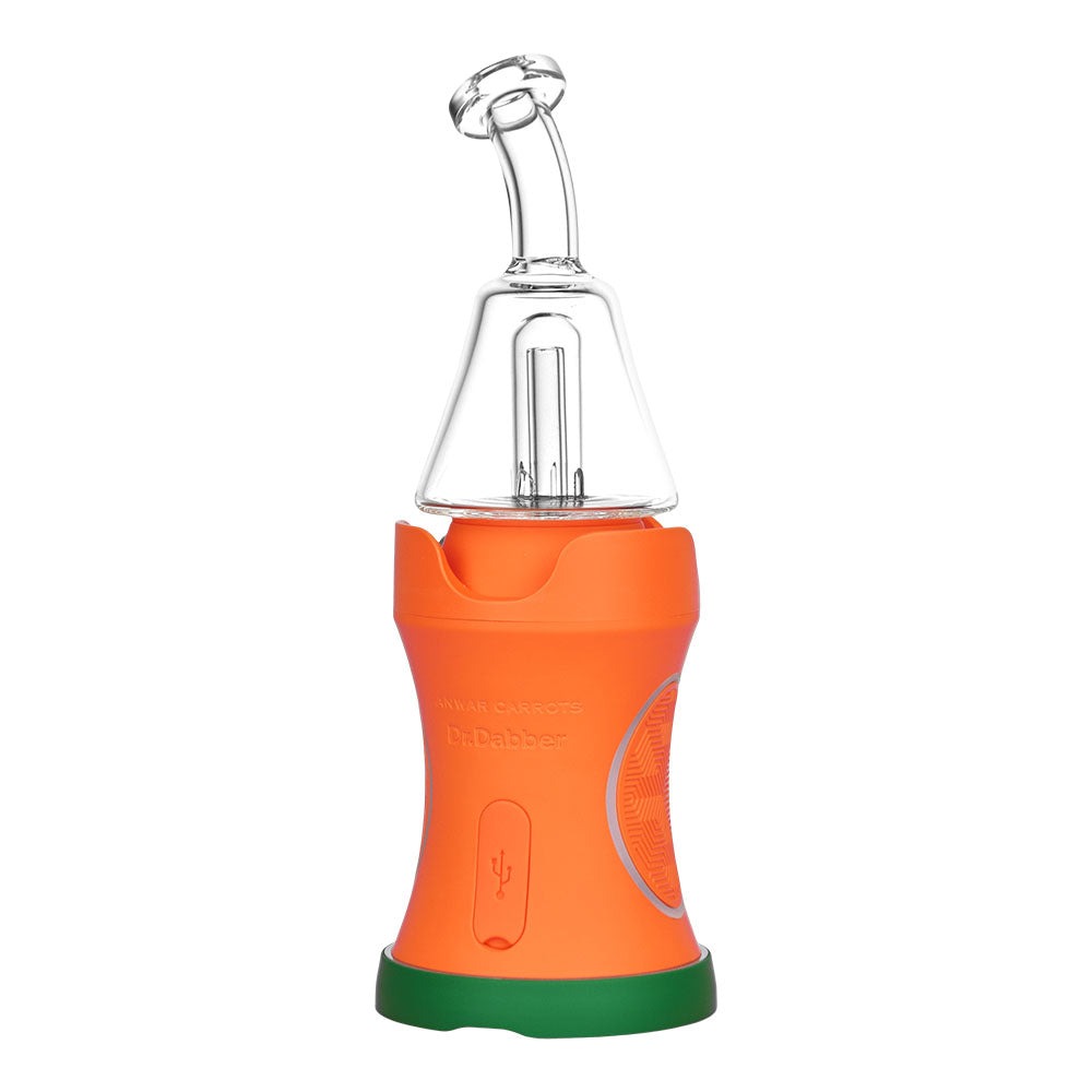 Dorso del Dr. Dabber Boost EVO Carrots Edition con ANWAR CARROTS y Dr.Dabber en relieve y el puerto de carga bajo una tapa