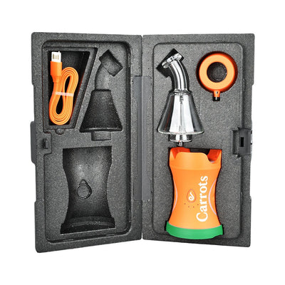 Estuche rígido del Dr. Dabber Boost EVO Carrots Edition abierto, con el equipo, el vidrio, el adaptador Quick Connect naranja y el cable USB-C en su espuma
