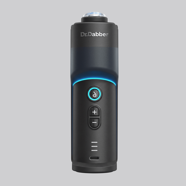 Dr. Dabber Switch GO de frente con el arco de luz cian encendido, el botón de encendido y el puerto USB-C