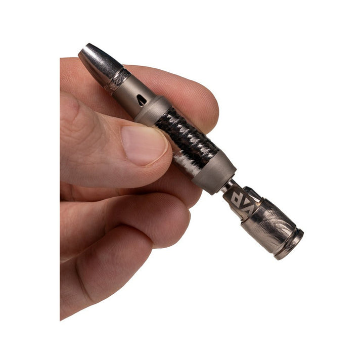 DynaVap armado en la mano, con el Cap Armor de titanio en el extremo