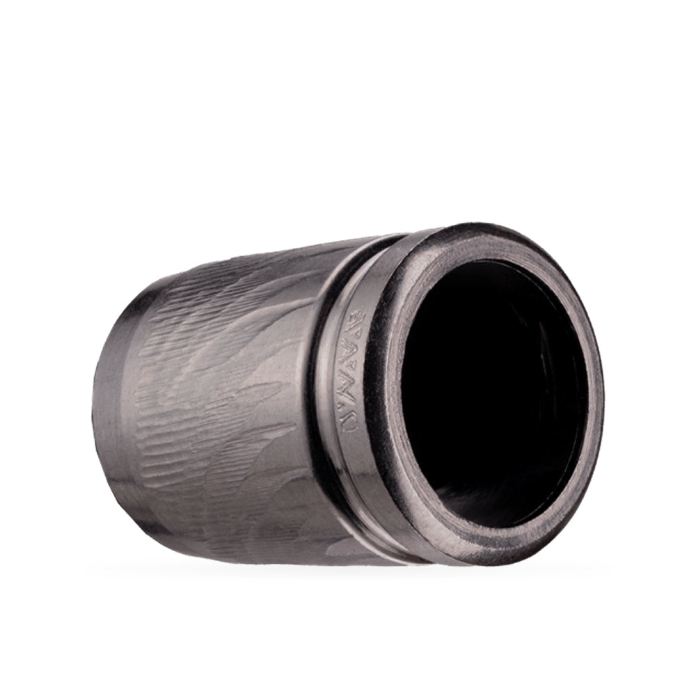Cap Armor de titanio DynaVap en perspectiva, con la boca abierta y el anillo grabado