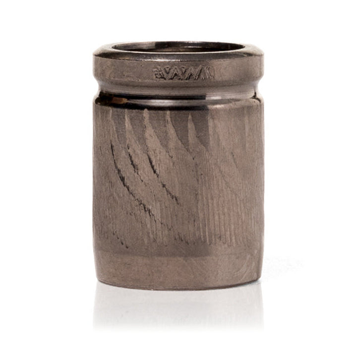 Cap Armor de titanio DynaVap de frente, con patrón ondulado y DYNAVAP grabado en el anillo superior