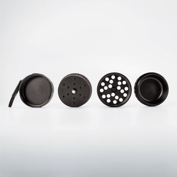 Despiece del DynaGrynd: tapa, plato de dientes micro-redondeados, plato perforado y cámara de recolección