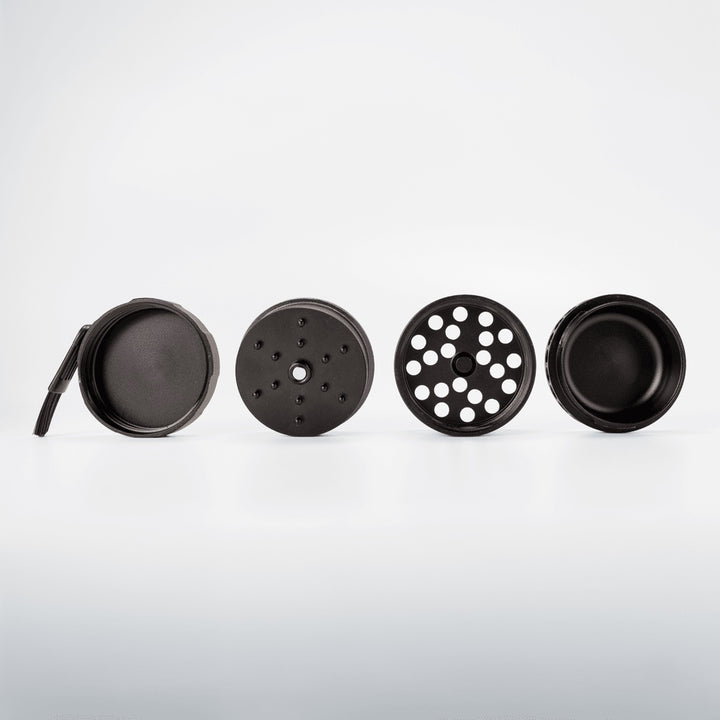 Despiece del DynaGrynd: tapa, plato de dientes micro-redondeados, plato perforado y cámara de recolección