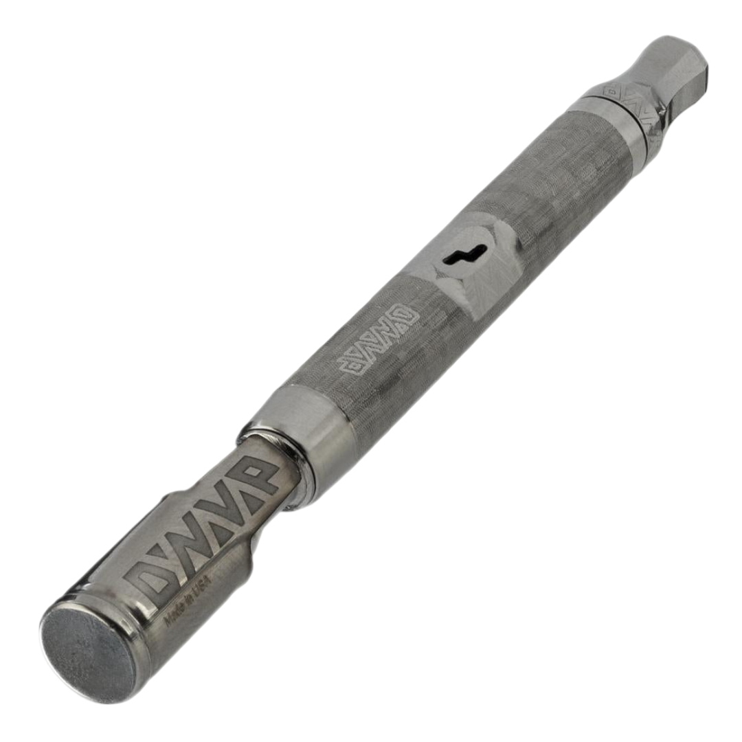 Vaporizador Dynavap M7 XL visto en diagonal mostrando diseño robusto