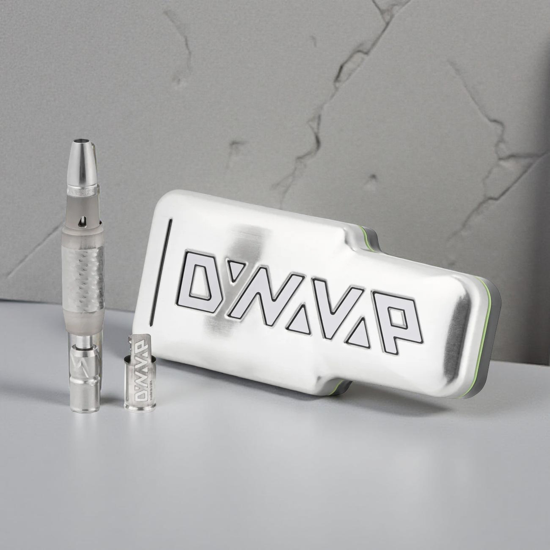 DynaVap VonG X junto a estuche metálico – vaporizador portátil sin batería.