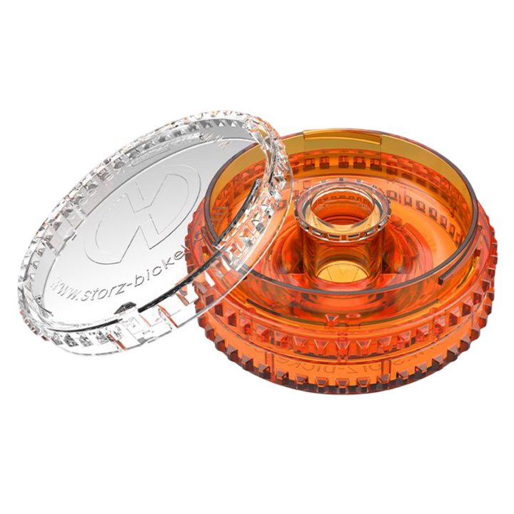 Filling Aid desarmado mostrando tapa transparente, plug central y base twist-lock