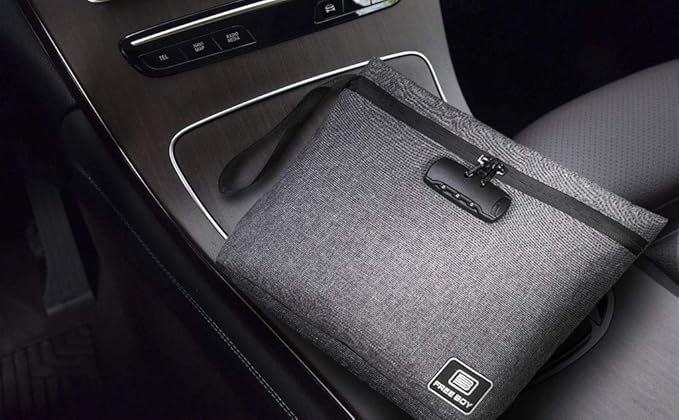 Estuche anti olor Free Boy con candado de combinación en consola de carro — bolsa smell proof compacta y discreta para viaje
