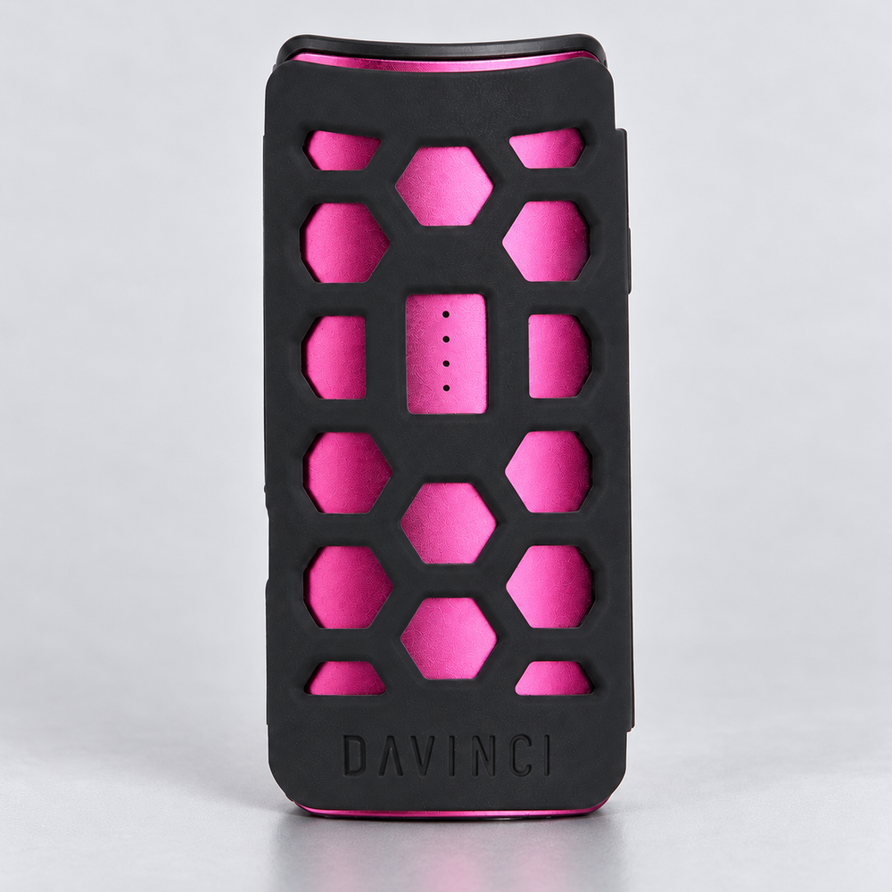Funda DaVinci MIQRO-C puesta en un MIQRO-C rosado; por los recortes hexagonales se ve el cuerpo del equipo