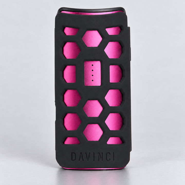 Funda DaVinci MIQRO-C puesta en un MIQRO-C rosado; por los recortes hexagonales se ve el cuerpo del equipo