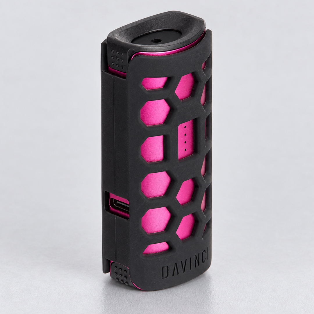 Funda DaVinci MIQRO-C puesta en un MIQRO-C rosado, vista de tres cuartos con la parte superior del equipo