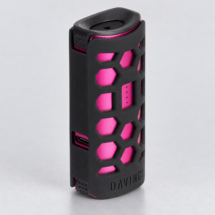Funda DaVinci MIQRO-C puesta en un MIQRO-C rosado, vista de tres cuartos con la parte superior del equipo